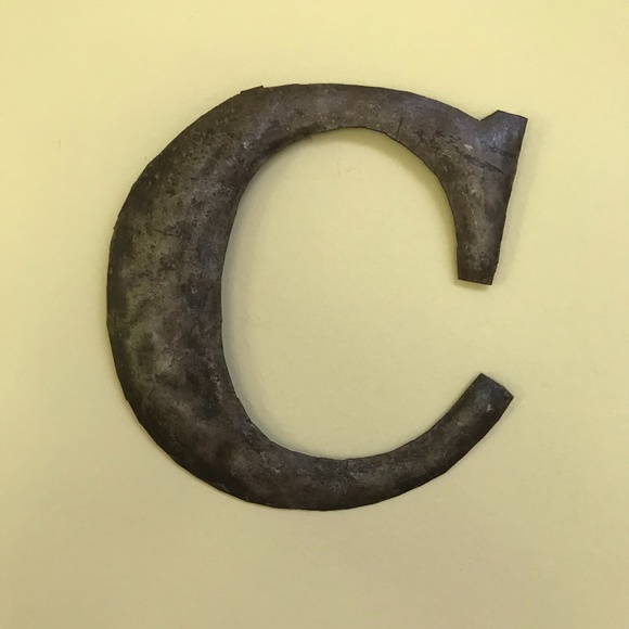 'C' WALL METAL RUSTIC DECOR - Picture 4 of 6